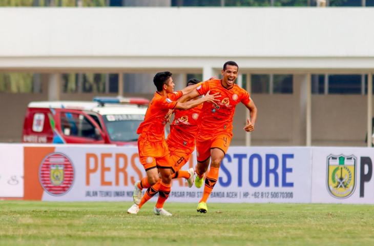 Bek Persiraja, Leo Lelis merayakan gol ke gawang PSS Sleman dalam lanjutan Liga 1 2021. (Dok. Persiraja)