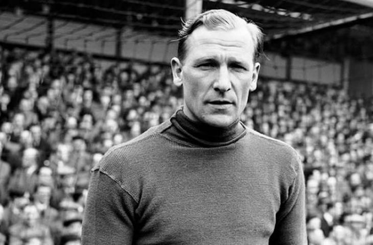 Kiper legenda Manchester City, Bert Trautmann. (Twitter/@TheSportsman)