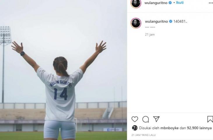 Wulan Guritno pakai jersey nomor 14. (Instagram/@wulanguritno)