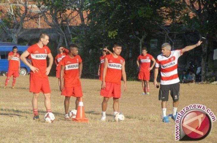 Ilustrasi. Pelatih Persepam Madura United (P-MU) Arcan Iurie (kanan) memberikan instruksi kepada skuadnya, saat meminpin latihan, di Lapangan Kowel, Pamekasan, Jatim, Selasa (12/8/14). (ANTARA FOTO/Saiful Bahri) (Istimewa)