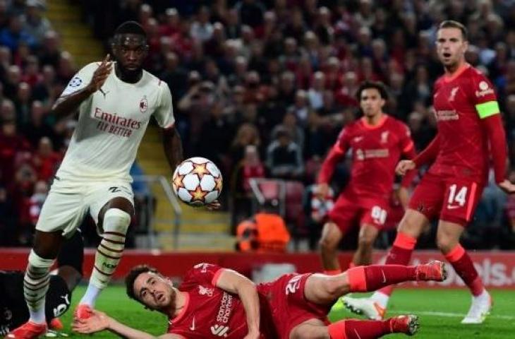 Striker Liverpool asal Portugal Diogo Jota (tengah) bersaing dengan bek AC Milan asal Inggris Fikayo Tomori (kiri) selama matchday pertama Grup B Liga Champions di Anfield, pada 15 September 2021. Paul ELLIS / AFP.