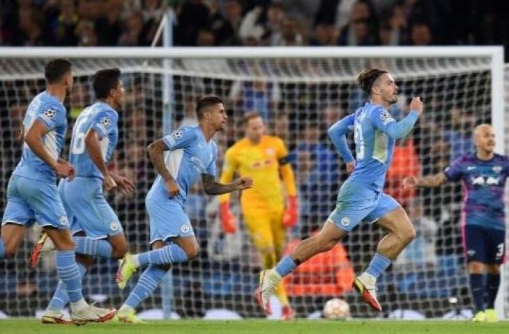 Gelandang Manchester City, Jack Grealish (kedua dari kanan) berlari untuk merayakan gol keempat timnya dalam matchday pertama Grup A Liga Champions antara Manchester City vs RB Leipzig di Stadion Etihad, pada 15 September, 2021. (SCARFF / AFP)