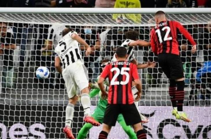 Ante Rebic mengimbangi skor 1-1 saat Juventus menjamu AC Milan di pekan keempat Serie A, Senin (20/9/2021) dini hari WIB. (AFP)