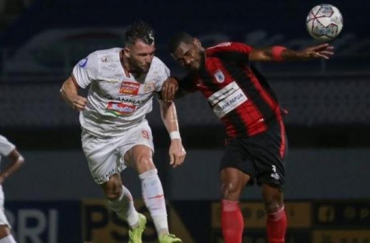 Pesepakbola Persija Jakarta, Marko Simic (kiri) berduel di udara dengan pesepakbola Persipura Jayapura, Doni Monim pada laga lanjutan Liga 1 2021-2022 di Stadion Indomilk Arena, Tangerang, Banten, Minggu (19/9/2021) malam. [ANTARA FOTO/Fauzan]