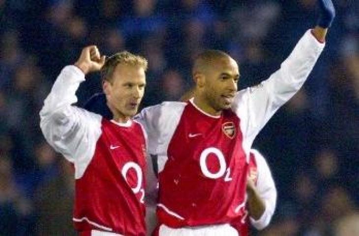 Thierry Henry dan Dennis Bergkamp saat bermain di Arsenal. (ODD ANDERSEN / AFP)