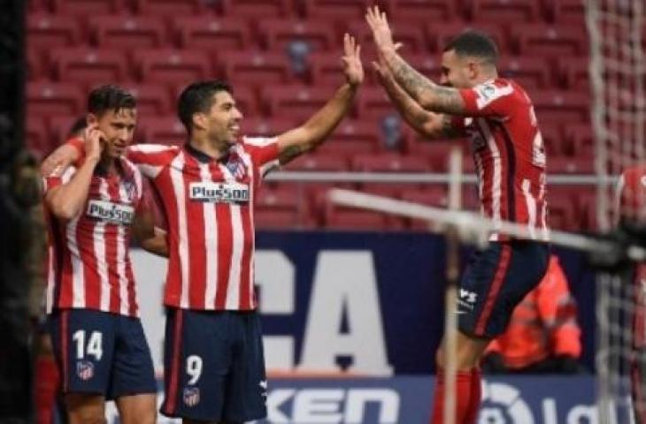 Gelandang Atletico Madrid Luis Suarez (tengah) merayakan golnya ke gawang Elche CF dalam lanjutan Liga Spanyol di Wanda Metropolitano stadium. (OSCAR DEL POZO / AFP)