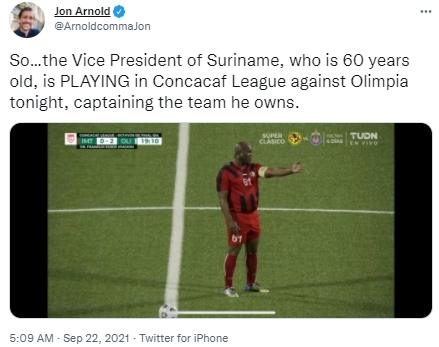 Wakil Presiden Suriname, Ronnie Brunswijk main di Laga Concacaf. (Twitter/@arnoldcommaJon)