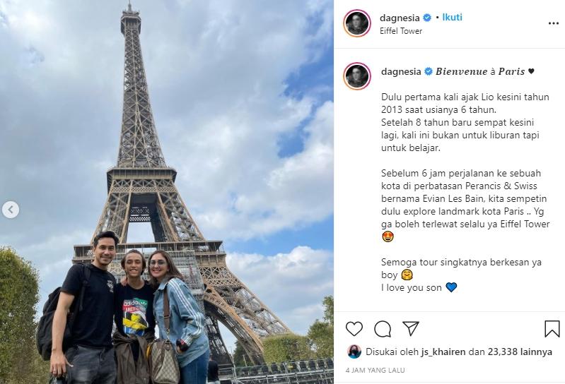 Donna Agnesia dan Darius Sinathrya mengantar anaknya sekolah bola di Perancis. (Instagram/@dagnesia)