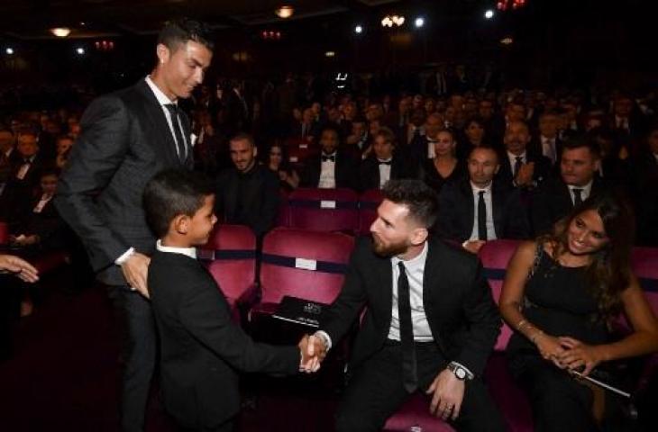 Cristiano Jr saat bertemu Lionel Messi di acara Ballon d'Or 2017. (Ben STANSALL / AFP)