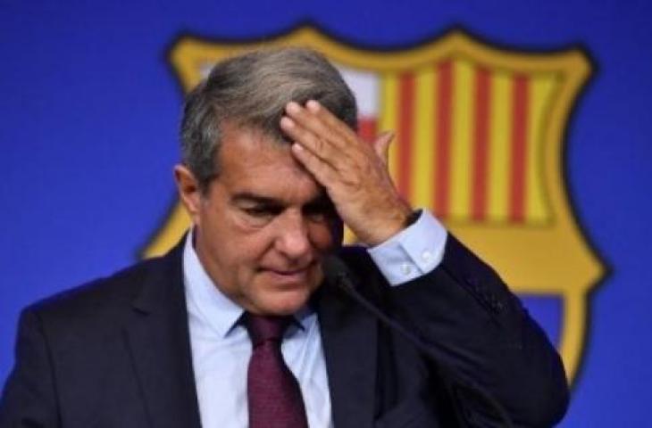 Gestur Presiden Barcelona Joan Laporta di acara konferensi pers kepergian Messi yang digelar di Camp Nou, Minggu (10/8/2021). [AFP]