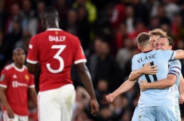 Para pemain West Ham United merayakan kemenangan atas Manchester United dalam laga putaran ketiga Piala Liga Inggris 2021/2022 di Old Trafford, Kamis (23/9/2021) dini hari WIB. (Oli SCARFF / AFP).