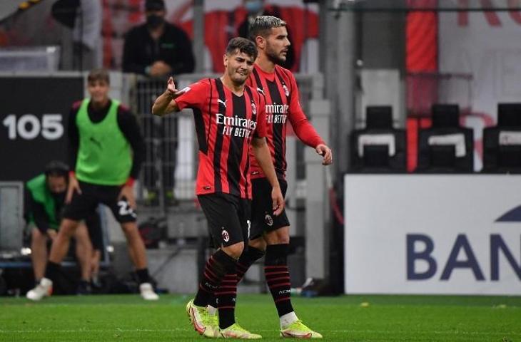 Pemain AC Milan Brahim Diaz dan Theo Hernandez.  (AFP/Tiziana FABI)