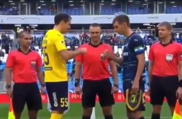 Wasit lupa bawa koin, pemain di Liga Rusia suit untuk pilih gawang. (Instagram)