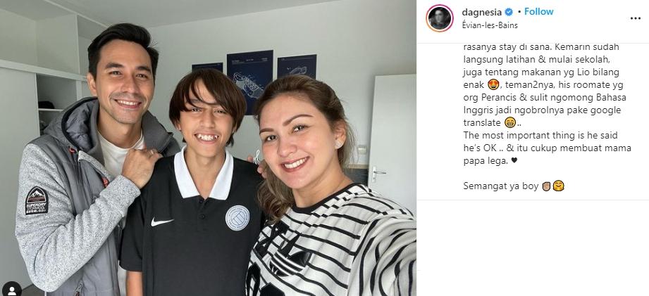 Donna Agnesia mengunjungi anak yang resmi gabung Sekolah Sepak Bola Prancis. (Instagram/dagnesia)