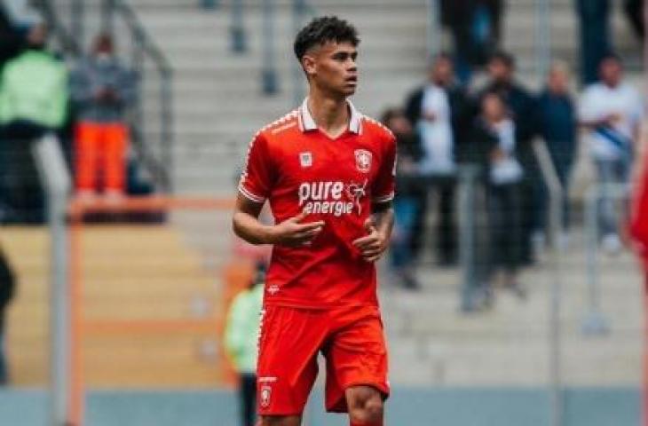 Pemain keturunan Indonesia yang bermain di FC Twente, Mees Hilgers jaga asal tampil di UCL. (Instagram/meeshilgerss)