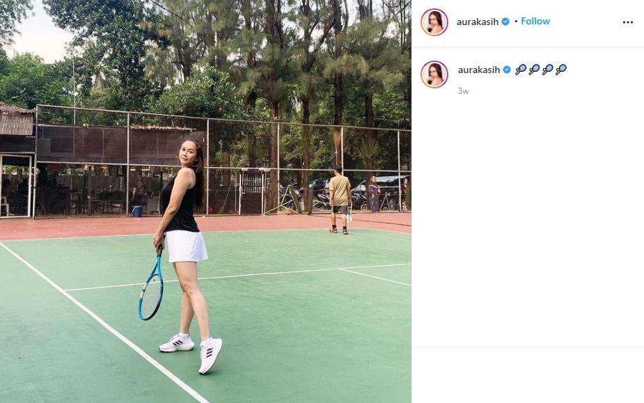 Aura Kasih main tenis. (Instagram/aurakasih)