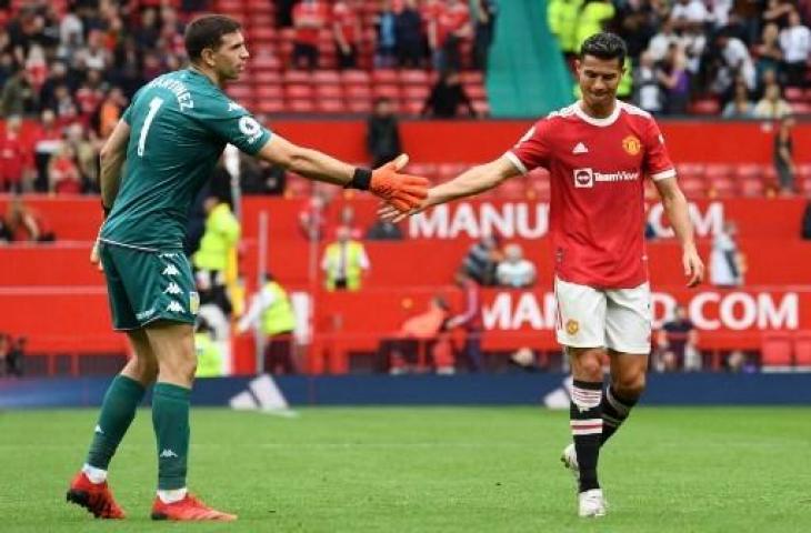 Emiliano Martinez berjabat tangan dengan Cristiano Ronaldo. (AFP/Paul Ellis)