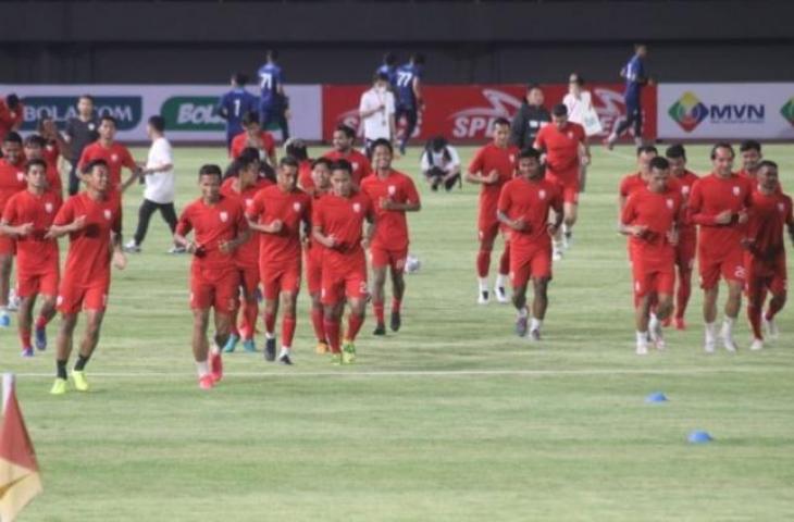 Para pemain Persis Solo melakukan official training atau uji lapangan jelang laga pembuka Liga 2 2021 di Stadion Manahan, Jumat (24/9/2021). [Suara.com/Ronald Seger Prabowo]