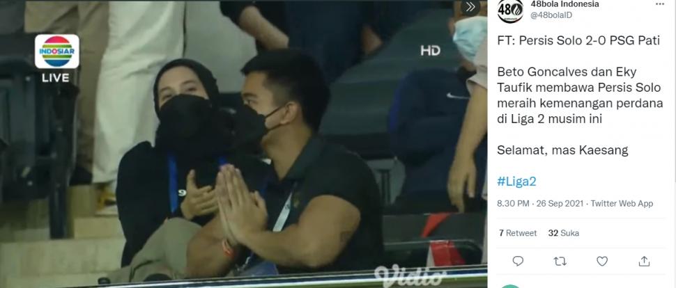 Kaesang Pangarep ditemani Nadya saat nonton laga Persis Solo. (Twitter/@48bolaID)