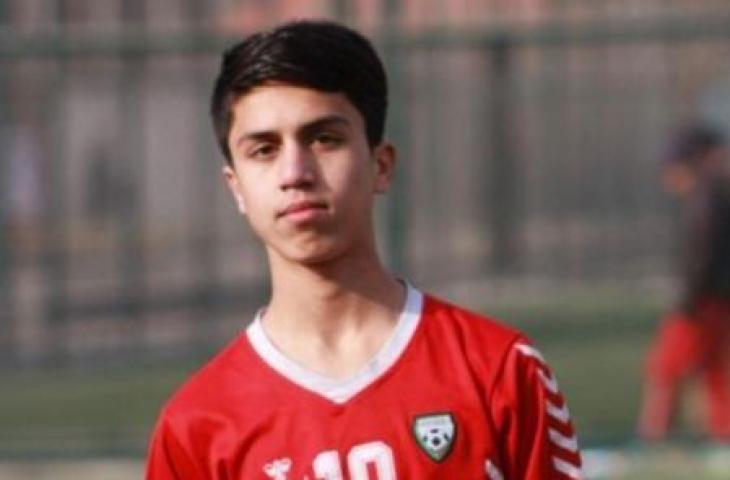 Pesepakbola Afghanistan Zaki Anwari (19) tewas terjatuh dari pesawat saat berupaya kabur dari negaranya setelah kelompok Taliban menginvasi. [Twitter/@FIFp]