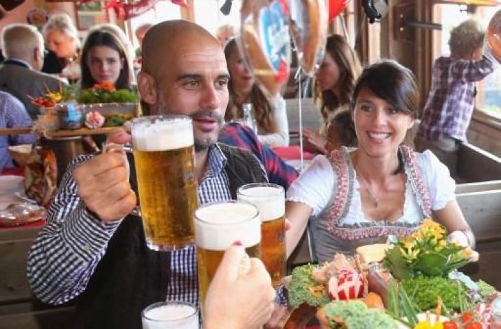 Potret Pep Guardiola bersama istrinya, Cristina Serra. (ALEXANDER HASSENSTEIN / POOL / AFP)