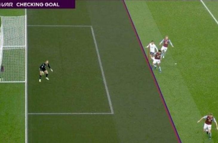 Situasi offside Roberto Firmino di laga kontra Aston Villa. (Twitter/@premierleague).