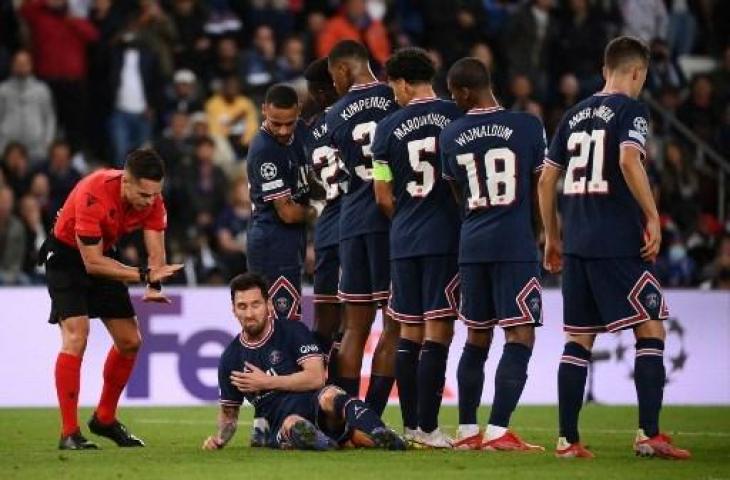 Lionel Messi rebahan jadi pagar hidup di laga PSG vs Man City. (FRANCK FIFE / AFP)