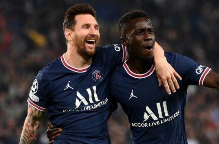 Gelandang jangkar PSG, Idrissa Gueye (kanan) merayakan golnya ke gawang Manchester City pada laga Liga Champions di Parc des Princes, Paris, Rabu (29/9/2021). [FRANCK FIFE / AFP]