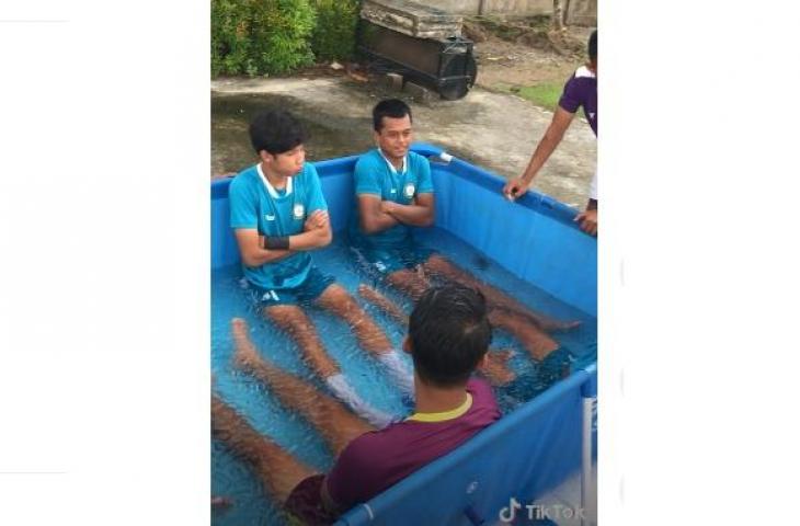 Pesepak bola berendam air beku. (TikTok)