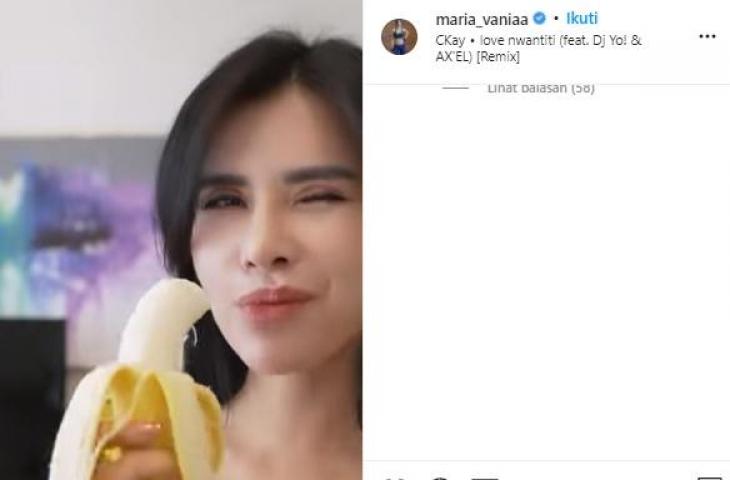 Maria Vania makan pisang sebelum ngegym. (Instagram/@maria_vaniaa)