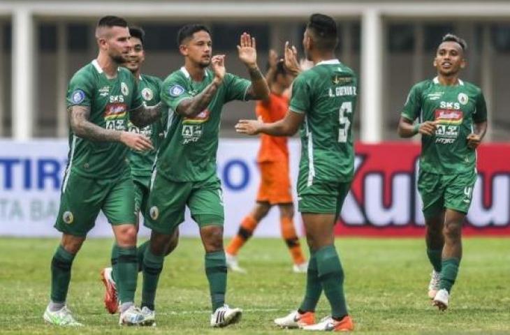 Pesepak bola PSS Sleman Irfan Bachdim (ketiga kanan) melakukan selebrasi usai mencetak gol ke gawang Persiraja Banda Aceh dalam lanjutan Liga 1 2021-2022 di Stadion Madya Gelora Bung Karno, Jakarta, Sabtu (11/9/2021). ANTARA FOTO/Galih Pradipta/foc