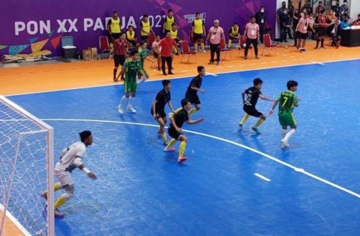 Pertandingan futsal PON XX Papua antara Tim Jawa Barat melawan Tim Jawa Timur di GOR Futsal Kabupaten Mimika, Jalan Poros SP2-SP5 Timika, Rabu (29/9/2021). (ANTARA/Evarianus Supar)