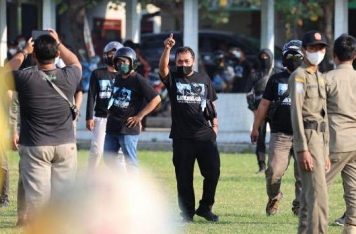 Oknum suporter Persika Karanganyar diduga menyerang latihan AHHA PS Pati di Lapangan Suruhkalang, Jaten, Karanganyar, Jumat (1/10/2021). [Istimewa]