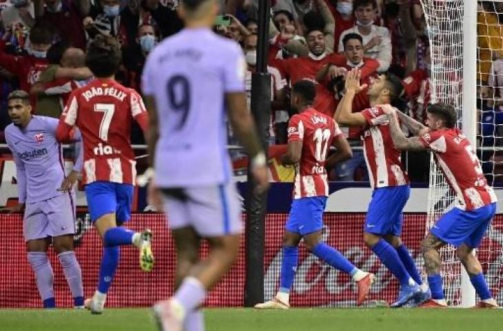 Aksi striker Atletico Madrid, Luis Suarez saat bobol gawang Barcelona. (JAVIER SORIANO / AFP)