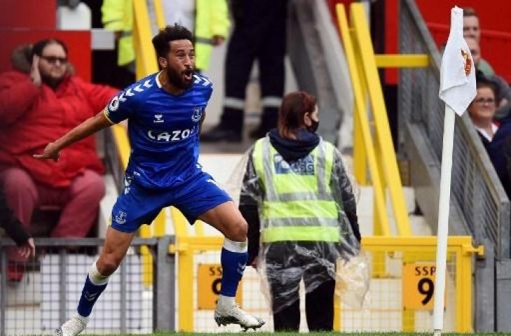 Penyerang Everton, Andros Townsend berselebrasi ala Cristiao Ronaldo usai bobol gawang Manchester United. (OLI SCARFF / AFP)