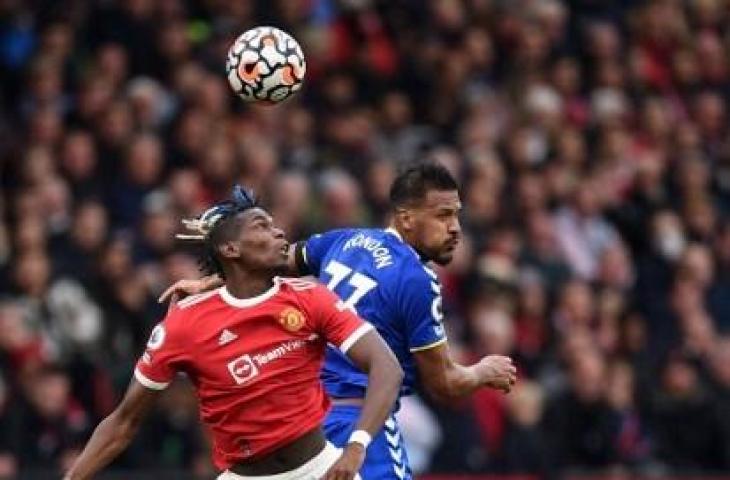 Paul Pogba berduel dengan pemain Everton pada laga pekan ke-7 Liga Inggris. (Oli SCARFF / AFP)