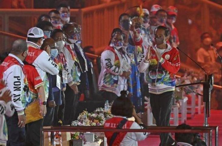 Presiden Joko Widodo (kanan) memberi salam saat tiba di lokasi Upacara Pembukaan PON Papua di Stadion Lukas Enembe, Kompleks Olahraga Kampung Harapan, Distrik Sentani Timur, Kabupaten Jayapura, Papua, Sabtu (2/10/2021). [ANTARA FOTO/Nova Wahyudi]