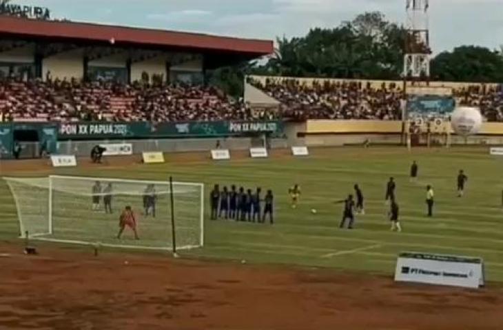 Kiper PON Papua, John Pigai cetak gol indah dari tendangan bebas. (Instagram/ais.sekiya)