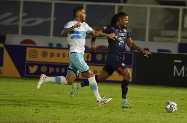 Aksi penyerang Arema FC, Carlos Fortes saat melawan Persela Lamongan di Liga 1 2021. (Dok. Arema FC)