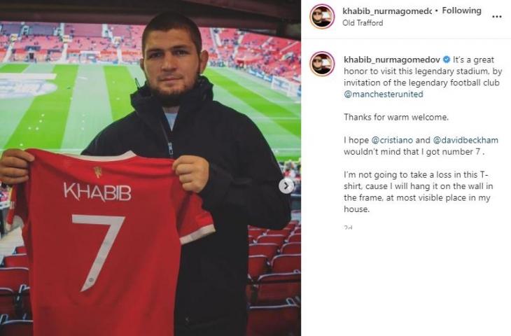 Khabib Nurmagomedov saat tonton laga Manchester United. (Instagram/khabib_nurmagomedov)