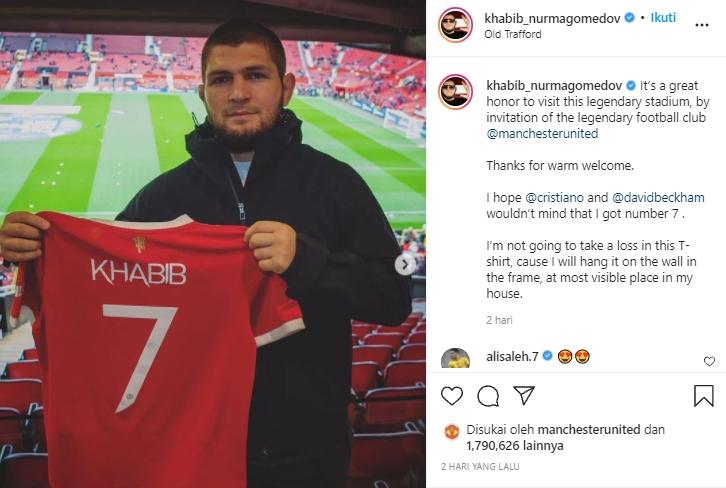 Khabib Nurmagomedov dapat jersey Man United. (Instagram/@khabib_nurmagomedov)