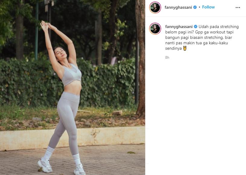 Fanny Ghassani sedang pose strechting. (Instagram/fannyghassani)