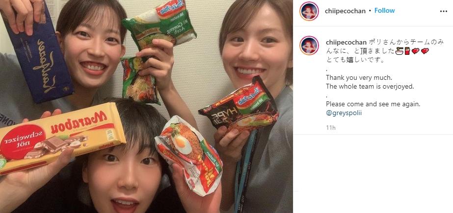 Greysia Polii bagi-bagi Indomie ke pebulu tangkis Jepang. (Instagram/chiipecochan)