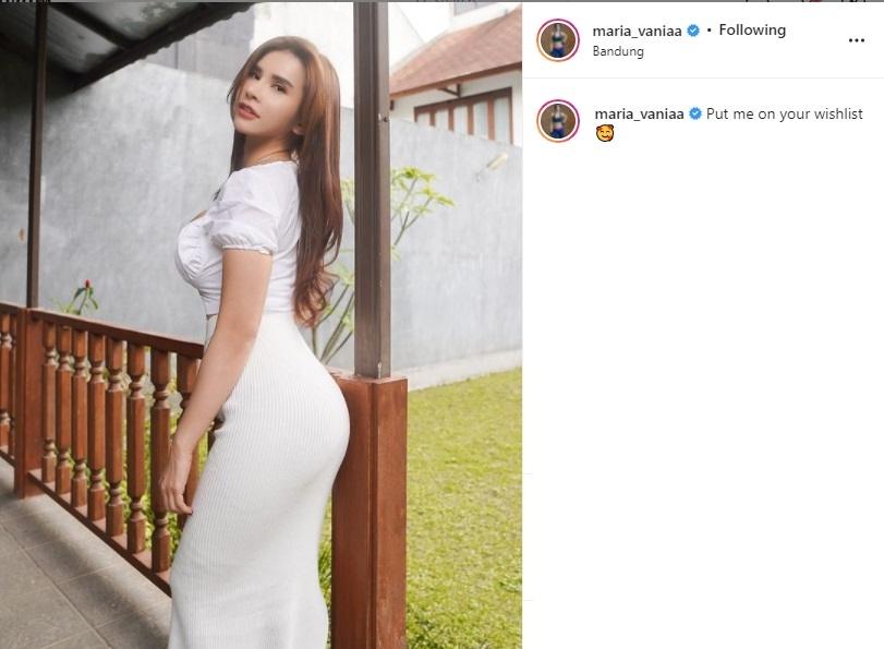 Maria Vania tampil menawan pakai outfit putih. (Instagram/maria_vaniaa)