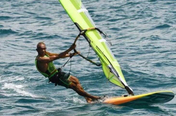 Atlet layar Bali I Gusti Made Oka Sulaksana memacu kecepatan dalam pertandingan PON Papua di perairan Pantai Hamadi, Jayapura, Papua, Senin (4/10/2021). (Antara/Akbar Nugroho Gumay)