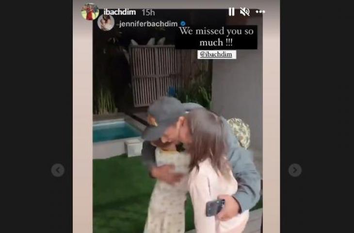 Irfan Bachdim disambut pelukan anak-anaknya. (Instagram/@ibachdim, @jenniferbachdim)