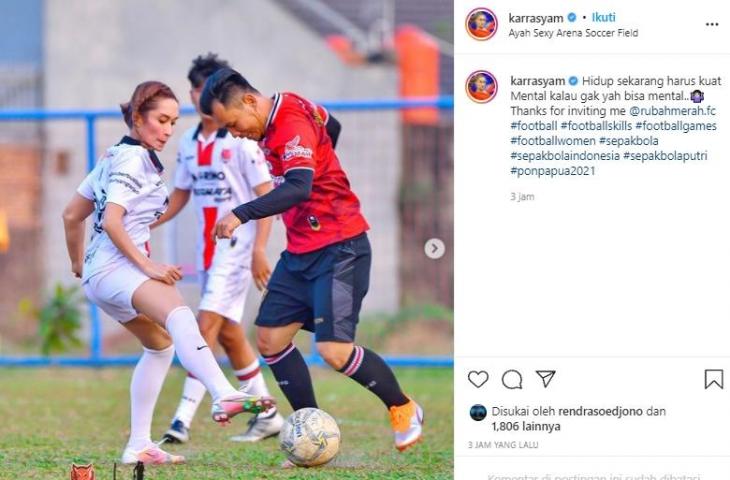 Potret Karra Syam main sepak bola. (Instagram/@karrasyam)