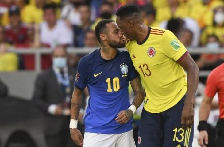 Aksi nyeleneh Neymar yang nyaris cium bibir bek Kolombia. (JUAN BARRETO / AFP)