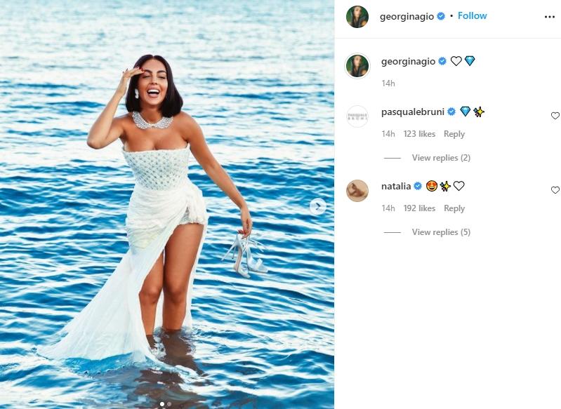 Penampilan menawan Georgina mencuri atensi mantan pacar Neymar. (Instagram/georginagio)