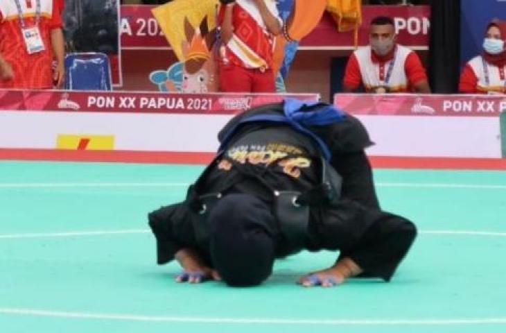 Atlet silat Pipiet Kamelia sujud syukur usai pertandingan di Gedung Olahraga (GOR) Toware Kabupaten Jayapura, Selasa. (ANTARA/Muhammad Zulfikar).